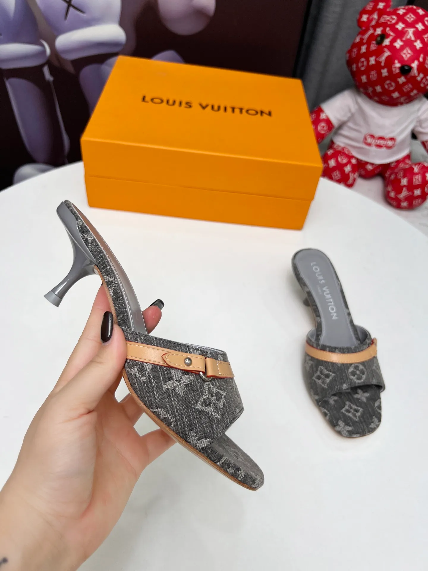 👟👟Ex-factory price 440👟👟 LV new denim kitten heel slippers 2025 summer must-have for goddesses, original replica, super comfortable on the feet. Show off the queen's temperament, the heel height is 5.5CM, which shows your temperament without being tiring. Standard code: 35-42 (41 and 42 codes are customized, non-returnable and non-exchangeable)